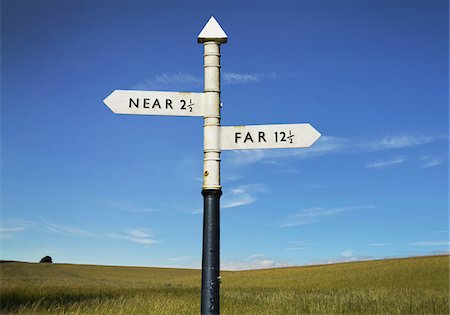 panneau indicateur - Old Country Sign Post with Near and Far as Destinations Photographie de stock - Premium Libres de Droits, Code: 600-08657501