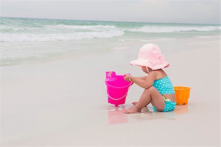 simsearch:600-07453971,k - Toddler Girl Playing with Shovel and Bucket in Sand on Beach, Destin, Florida, USA Foto de stock - Sin royalties Premium, Código: 600-08657512