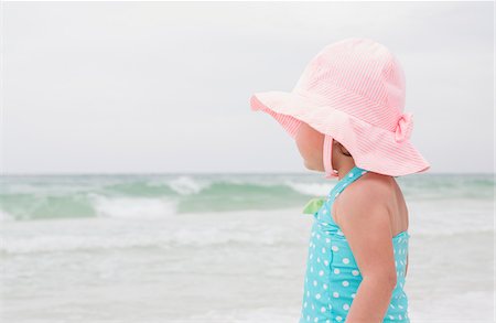 Portrait of Toddler Girl wearing Sunhat on Beach and Looking out at Ocean, Destin, Florida, USA Foto de stock - Sin royalties Premium, Código: 600-08657513
