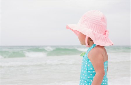 Portrait of Toddler Girl wearing Sunhat on Beach and Looking out at Ocean, Destin, Florida, USA Foto de stock - Sin royalties Premium, Código: 600-08657513