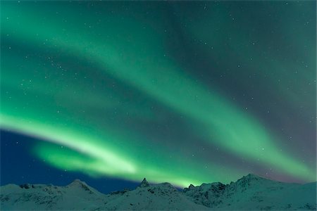 Northern Lights with Mountains in Tromso, Troms, Norway Foto de stock - Sin royalties Premium, Código: 600-08723038