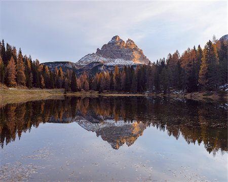 Tre Cime di Lavaredo reflected in Lago d'Antorno at Sunrise, Misurina, Cadore, Belluno District, Veneto, Dolomites, Italy Photographie de stock - Premium Libres de Droits, Code: 600-08723057