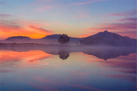 Landscape at Dawn with Wachsenburg Castle Reflecting in Lake, Drei Gleichen, Ilm District, Thuringia, Germany Photographie de stock - Premium Libres de Droits, Code: 600-08723089