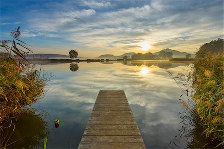 simsearch:700-07487488,k - Wooden Jetty with Reflective Sky in Lake at Sunrise, Drei Gleichen, Ilm District, Thuringia, Germany Foto de stock - Sin royalties Premium, Código: 600-08723093