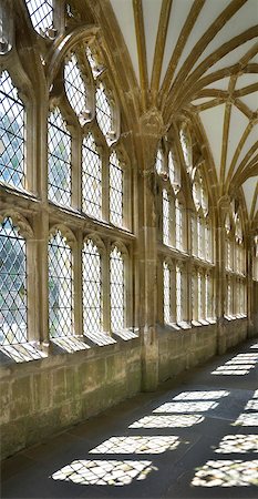 View of sunlit passage with light from windows creating shadows on the floor at Wells Cathedral in Somerset, England Foto de stock - Royalty Free Premium, Número: 600-08765236