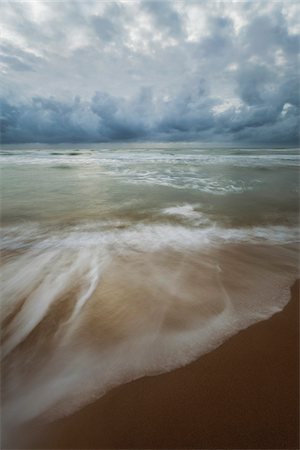Cloudy sky over the Tyrrhenian Sea and blurred surf on the sands of the beach at San Felice Circeo in the Province of Latina in Lazio, Italy Foto de stock - Sin royalties Premium, Código: 600-08765603