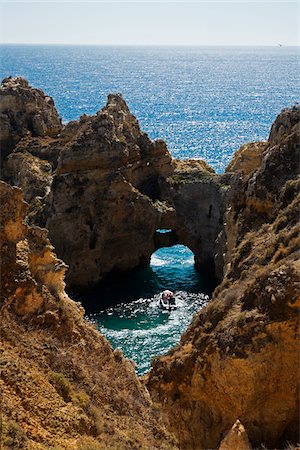 Natural Arch in Rocks and Ocean at Lagos. Algarve Coast, Portugal Foto de stock - Sin royalties Premium, Código: 600-08770144