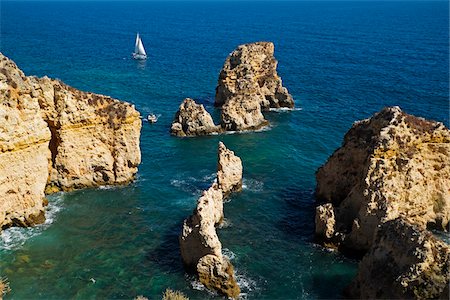 portugués - Sailboat and Rock Formations at Lagos, Algarve Coast, Portugal Foto de stock - Sin royalties Premium, Código: 600-08770146