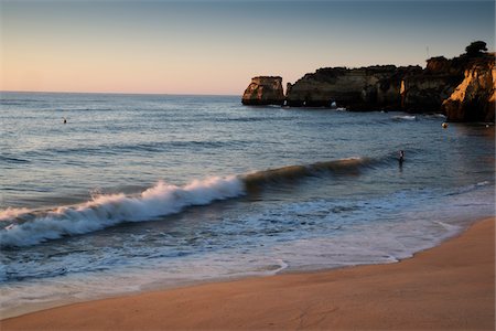 portugués (perteneciente a portugal) - Waves hitting Beach at Lagos, Algarve Coast, Portugal Foto de stock - Sin royalties Premium, Código: 600-08770142