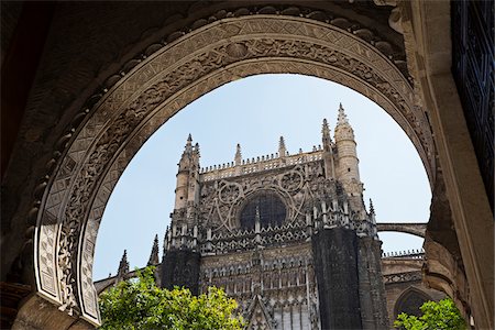 simsearch:862-08091282,k - Seville Cathedral through Arch, Seville, Andalucia, Spain Foto de stock - Sin royalties Premium, Código: 600-08770155