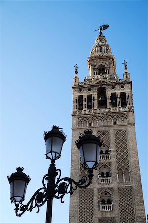 Street Lamp and La Giralda at Seville Cathedral, Seville, Andalucia, Spain Photographie de stock - Premium Libres de Droits, Code: 600-08770153