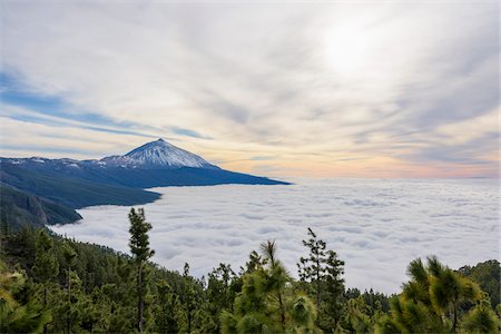 simsearch:700-07355348,k - Pico del Teide Mountain with Clouds, Parque Nacional del Teide, Tenerife, Canary Islands, Spain Photographie de stock - Premium Libres de Droits, Code: 600-08783058