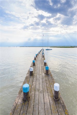 simsearch:600-08783092,k - Wooden Jetty at Neusiedl, Lake Neusiedl, Burgenland, Austria Foto de stock - Royalty Free Premium, Número: 600-08783082