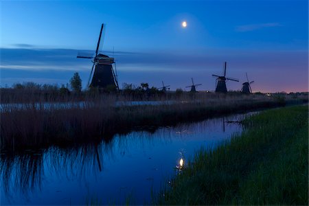 simsearch:600-08865350,k - Windmills at Dawn with Moon, Kinderdijk, South Holland, Netherlands Stock Photo - Premium Royalty-Free, Code: 600-08865317
