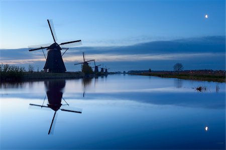 simsearch:600-08865350,k - Windmills at Dawn with Moon, Kinderdijk, South Holland, Netherlands Stock Photo - Premium Royalty-Free, Code: 600-08865318