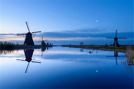 simsearch:6119-08541937,k - Windmills at Dawn with Moon, Kinderdijk, South Holland, Netherlands Foto de stock - Royalty Free Premium, Número: 600-08865319