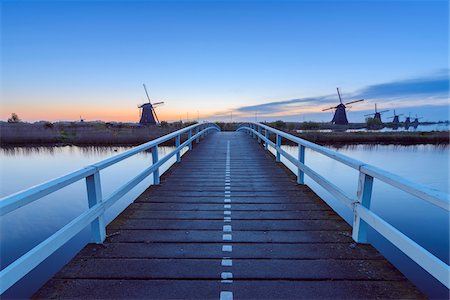 simsearch:6119-08541937,k - Wooden Bridge with Windmills at Dawn, Kinderdijk, South Holland, Netherlands Foto de stock - Royalty Free Premium, Número: 600-08865320