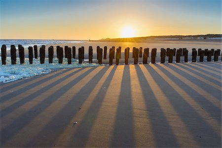 Wooden Breakwater on Sandy Beach at Low Tide at Sunrise, Domburg, North Sea, Zeeland, Netherlands Photographie de stock - Premium Libres de Droits, Code: 600-08865350