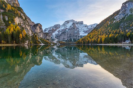 Croda del Becco (Seekofel) reflected in Braies Lake in autumn, Prags Dolomites, South Tyrol, (Bozen Province) Trentino Alto Adige, Italy Photographie de stock - Premium Libres de Droits, Code: 600-08916139