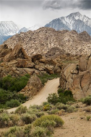 reseco - Dirt road through the Alabama Hills with the Sierra Nevada Mountians in the background in Eastern California, USA Foto de stock - Sin royalties Premium, Código: 600-08945848