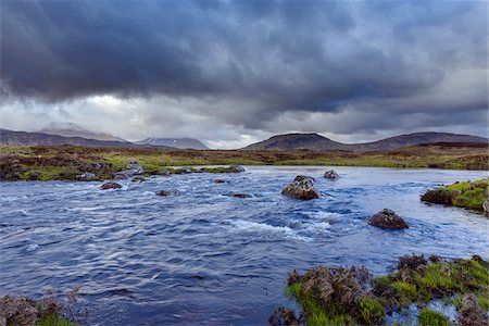 simsearch:600-08973436,k - River in moor landscape with dark storm clouds with mountains in the background at Rannoch Moor in Scotland, United Kingdom Foto de stock - Sin royalties Premium, Código: 600-08973438