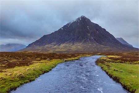 River Etive and mountain range Buachaille Etive Mo with cloudy sky at Glen Coe in Scotland, United Kingdom Fotografie stock - Premium Royalty-Free, Codice: 600-08973445