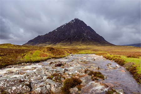 River Etive and mountain range Buachaille Etive Mor with dark cloudy sky at Glen Coe in Scotland, United Kingdom Photographie de stock - Premium Libres de Droits, Code: 600-08973455