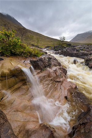 simsearch:841-03064682,k - Waterfall on River Coupal with overcast sky at Glen Coe in Scotland, United Kingdom Photographie de stock - Premium Libres de Droits, Code: 600-08973458