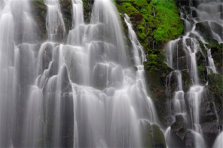 estados unidos - Close-up of the Ramona Falls cascades over rocks on Mt Hood National Forest at Clackamas County in Oregon, USA Foto de stock - Sin royalties Premium, Código: 600-08986180