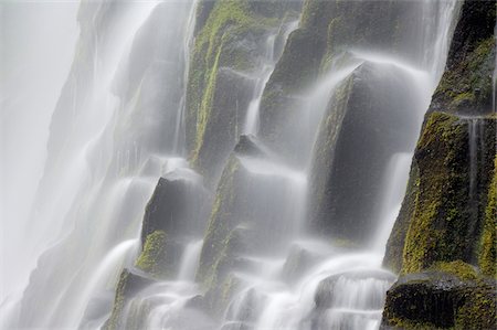 Close-up of the Proxy Falls cascading over basalt columns at Three Sisters Wilderness in Oregon, USA Foto de stock - Sin royalties Premium, Código: 600-08986182