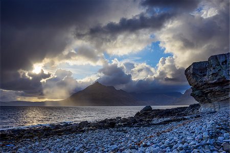 Scottish coast with sun breaking through the dramatic clouds over Loch Scavaig on the Isle of Skye in Scotland, United Kingdom Stockbilder - Premium RF Lizenzfrei, Bildnummer: 600-08986268