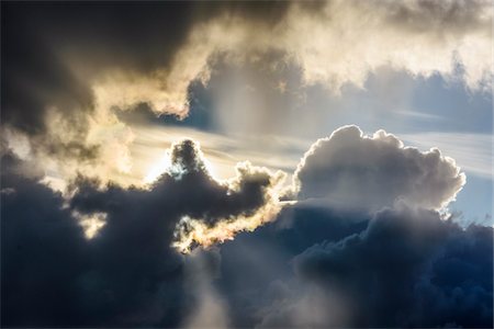 Sun breaking through the dramatic clouds at Loch Scavaig on the Isle of Skye in Scotland, United Kingdom Foto de stock - Sin royalties Premium, Código: 600-08986276