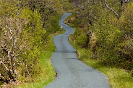 Single track road winding through the countryside in spring on the Isle of Skye in Scotland, United Kingdom Foto de stock - Sin royalties Premium, Código: 600-08986285