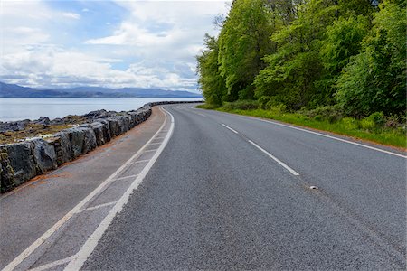 Coastal road in the Scottish Highlands near Armadale on the Isle of Skye in Scotland, United Kingdom Foto de stock - Sin royalties Premium, Código: 600-08986444