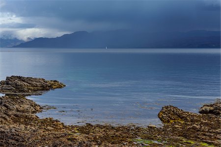sound of sleat - Rainclouds over the Sound of Sleat and Scottish coast near Armadale on the Isle of Skye in Scotland, United Kingdom Photographie de stock - Premium Libres de Droits, Code: 600-08986447