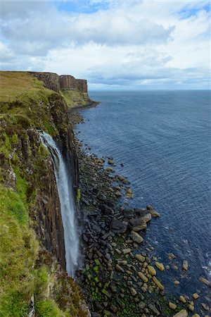 simsearch:841-09085968,k - Mealt Waterfall with Kilt Rock on the Trotternish peninsula on the Isle of Skye in Scotland, United Kingdom Photographie de stock - Premium Libres de Droits, Code: 600-08986478