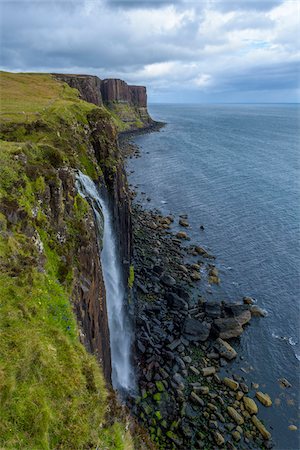 Mealt Waterfall with Kilt Rock on the Trotternish peninsula on the Isle of Skye in Scotland, United Kingdom Photographie de stock - Premium Libres de Droits, Code: 600-08986480