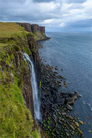 simsearch:400-05881498,k - Mealt Waterfall with Kilt Rock on the Trotternish peninsula on the Isle of Skye in Scotland, United Kingdom Photographie de stock - Premium Libres de Droits, Code: 600-08986480