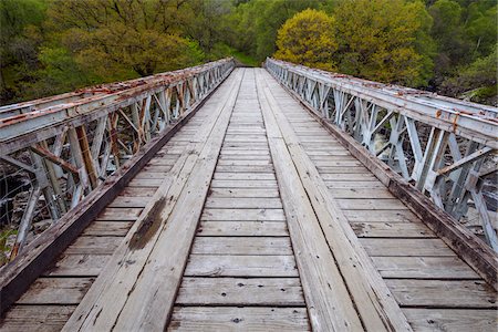 simsearch:600-08986205,k - Close-up of wooden bridge over River Orchy at the Eas Urchaidh Waterfall in Scotland, United Kingdom Photographie de stock - Premium Libres de Droits, Code: 600-08986505