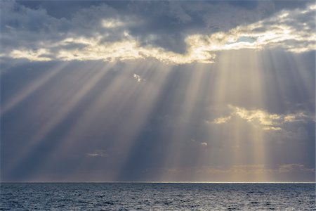 simsearch:600-09013910,k - Crepuscular sunrays shining through the clouds over the North Sea, United Kingdom Foto de stock - Sin royalties Premium, Código: 600-08986511