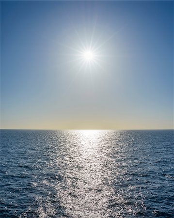 simsearch:600-08973416,k - Sun starburst over the North Sea on a sunny day, Netherlands Photographie de stock - Premium Libres de Droits, Code: 600-08986522