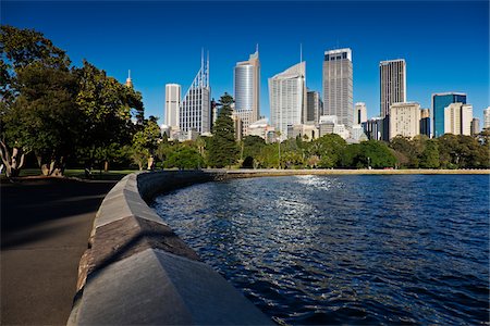 Seawall at Farm Cove with skyline and harbour on a sunny day in Sydney, Australia Photographie de stock - Premium Libres de Droits, Code: 600-09013848