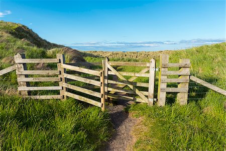 simsearch:700-09013950,k - Willow fence with passage through the sand dunes in the village of Seahouses in Northumberland, England, United Kingdom Photographie de stock - Premium Libres de Droits, Code: 600-09013888