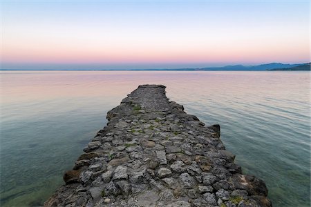 Angler jetty on Lake Garda (Lago di Garda) at dawn in Garda in Veneto, Italy Photographie de stock - Premium Libres de Droits, Code: 600-09022398