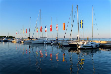 segelboot - Row of boats and colorful European flags in the harbor marina on Lake Garda (Lago di Garda) at Bardolino in Veneto, Italy Stockbilder - Premium RF Lizenzfrei, Bildnummer: 600-09022432