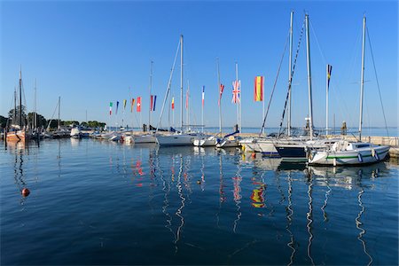 Row of boats and colorful European flags in the harbor marina on Lake Garda (Lago di Garda) at Bardolino in Veneto, Italy Photographie de stock - Premium Libres de Droits, Code: 600-09022443