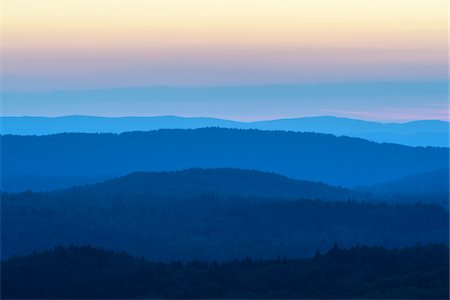 dramatic landscape - View from Lusen mountain over the Bavarian Forest at sunrise at Waldhauser in the Bavarian Forest National Park, Bavaria, Germany Foto de stock - Sin royalties Premium, Código: 600-09022484