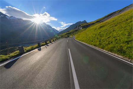 Mountain road with sun at Grossglockner High Alpine Road in the Hohe Tauern National Park, Carinthia, Austria Foto de stock - Sin royalties Premium, Código: 600-09022519