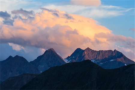 Mountains with clouds in the evening at Kaiser Franz Josefs Hohe at Grossglockner High Alpine Road in the Hohe Tauern National Park, Carinthia, Austria Foto de stock - Sin royalties Premium, Código: 600-09022521