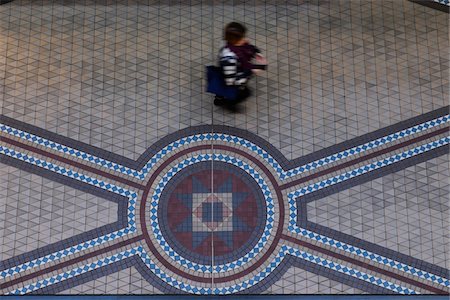 ron - Person walking on the mosaic tiled floor in the Queen Victoria Building in the Central Business District of Sydney, Australia Photographie de stock - Premium Libres de Droits, Code: 600-09022548